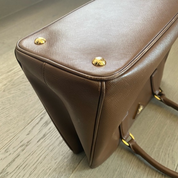 ❌SOLD ❌ Prada Saffiano Lux Medium Bag - Picture 5 of 8